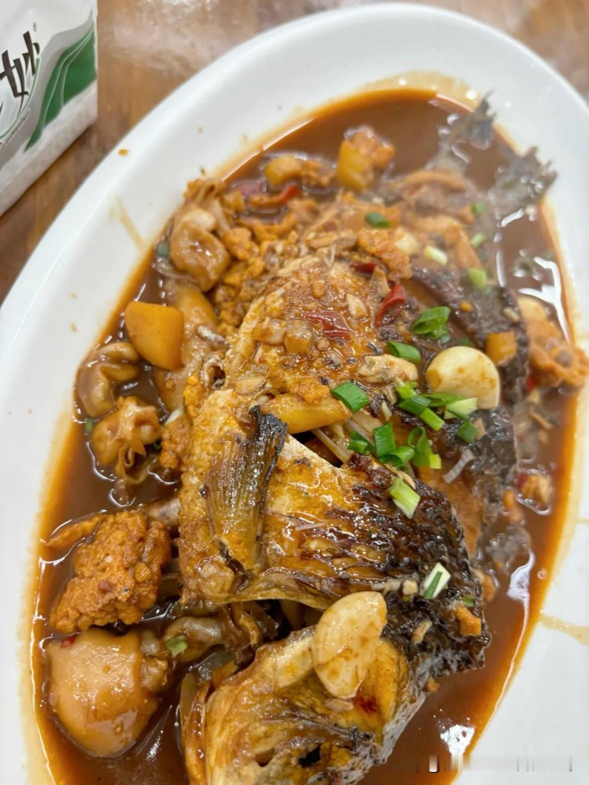 在杭州闲林玩，挖到一家超绝的农家菜小店！红烧鲫鱼肉质紧实鲜嫩，浓郁的酱汁完全
