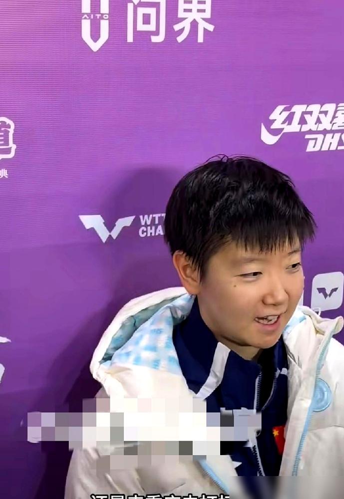 王楚钦刚赢球就说重庆菜看着想上厕所全场记者当场笑开了花！你可别被断章取义