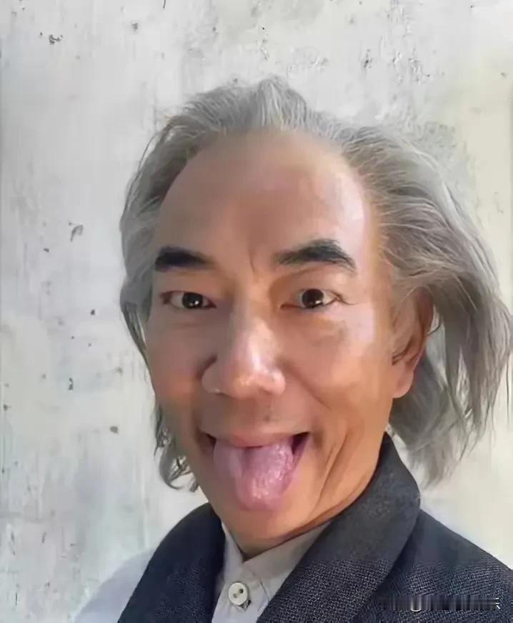 任贤齐近照吓到我了，雪白的头发后移的发际线，没想到他已经是59岁花甲老人了，真是