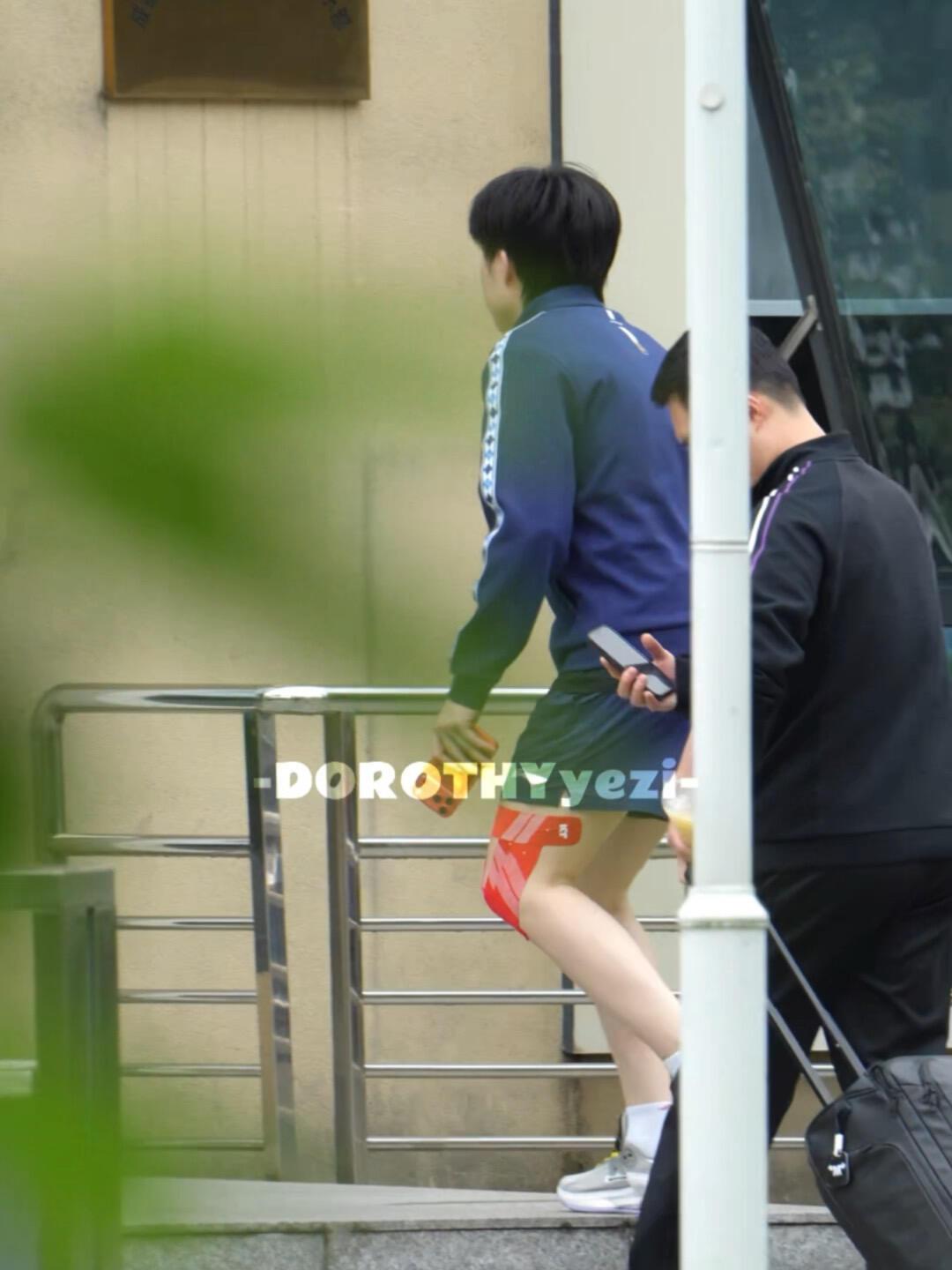 看了心疼，好好休息吧，集中训练肯定腿又劳损了，贴了红色的肌贴，保护受力点！蓝色