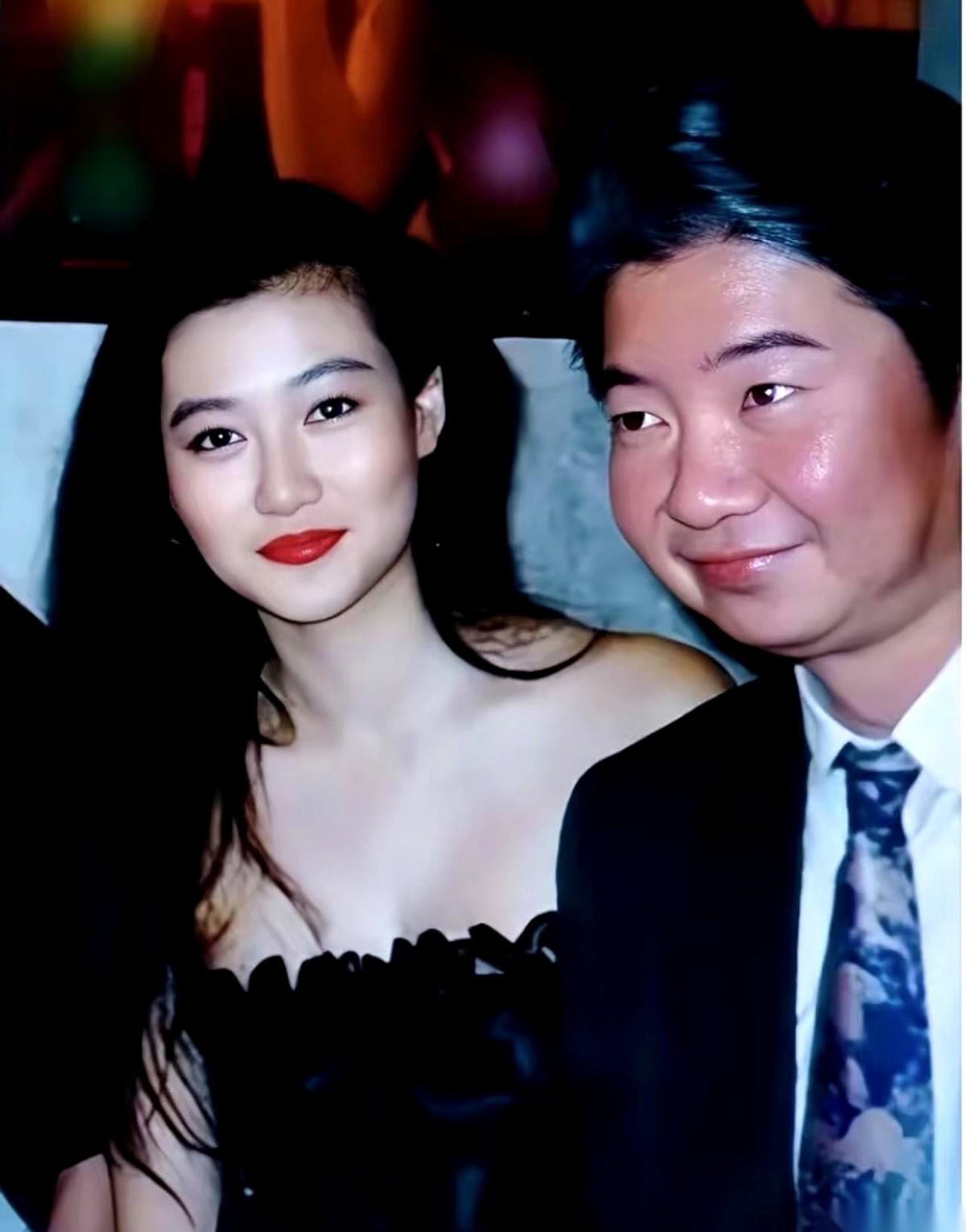 一张老照片。18岁的陈宝莲，眼神干净得像一张白纸，直直望着镜头。她旁边，是蔡澜