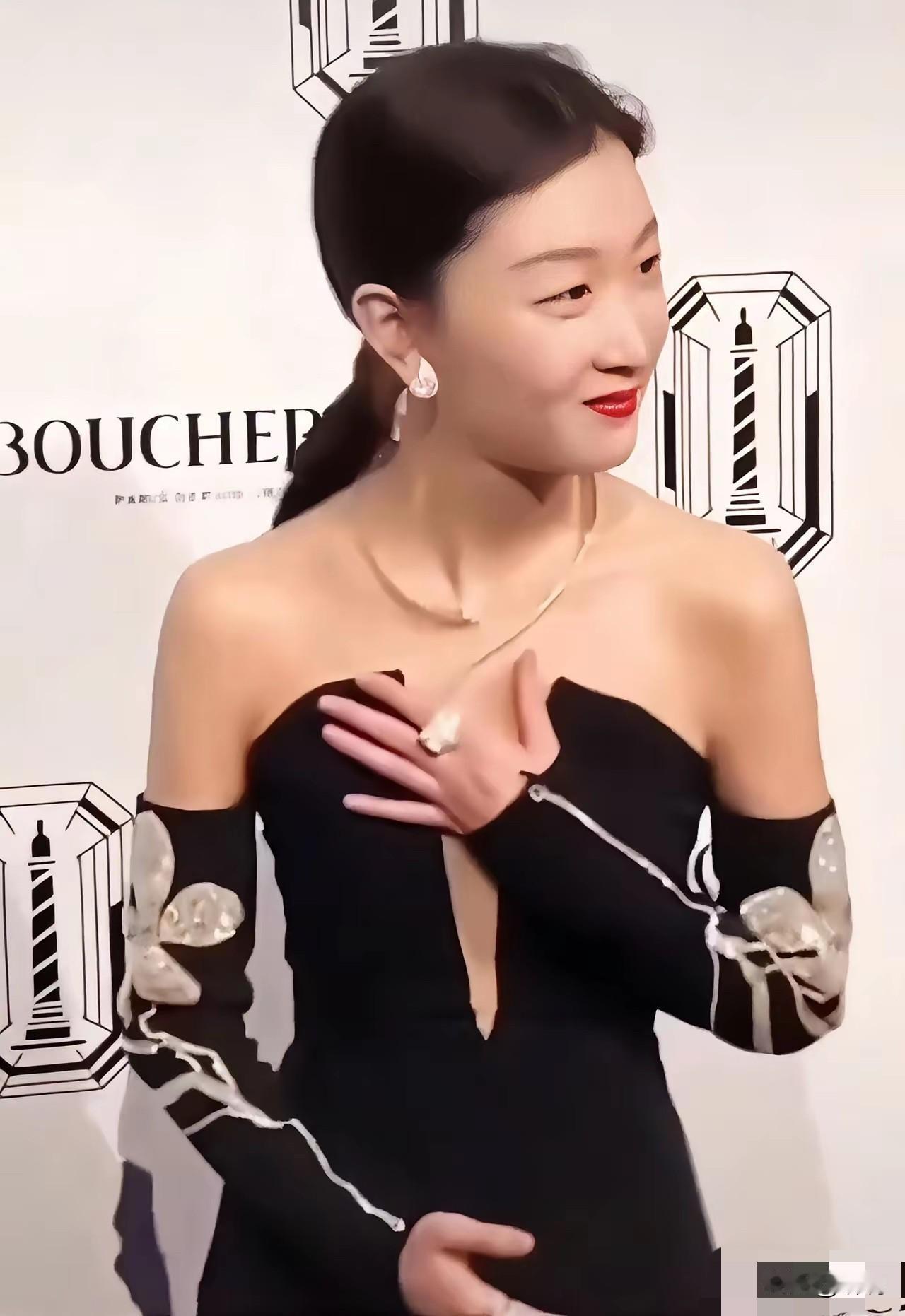 周冬雨这么火是有原因的，这份自信，谁不自愧不如？