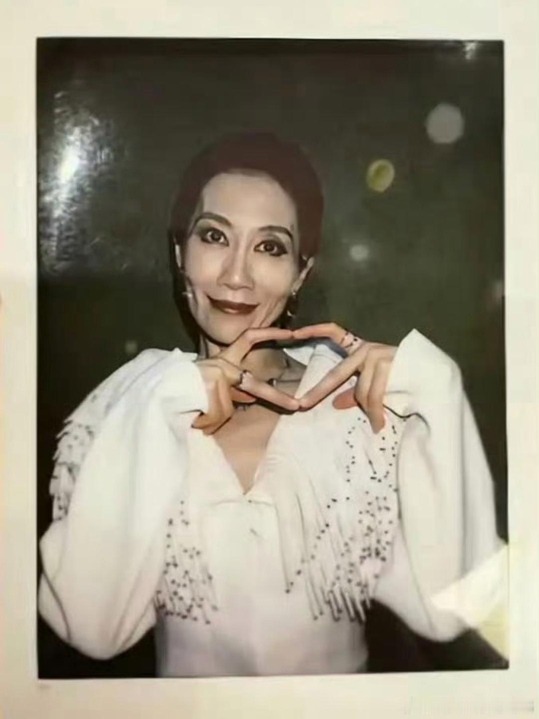 芒果给温峥嵘拍的拍立得，竟然连光都不打一下，整个人被拍得骨瘦嶙峋的。