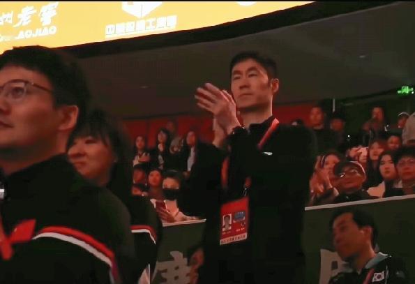 是什么让一向稳重的王励勤也起身为国乒鼓掌加油？原来是成都混合团体世界杯中国队对