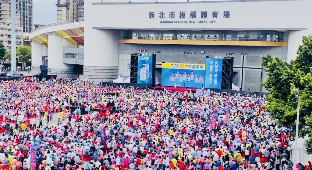 朱侯同台率蓝军“反恶罢”卢秀燕携黄国昌台中携手图再赢国民党今（19）日在新北