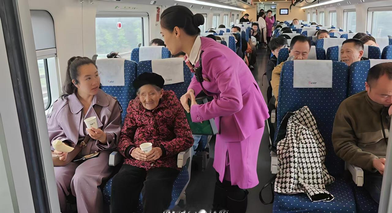 近日，贵阳客运段值乘贵阳北至宁波G2364次列车。乘务员在核验车票发现一位