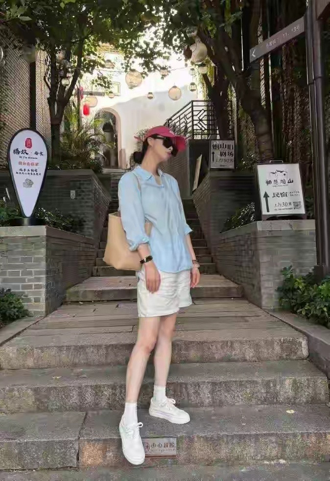 蒋欣减肥成功带火了一种新穿法：蓝衬衫+短裤+棒球帽，时髦又减龄