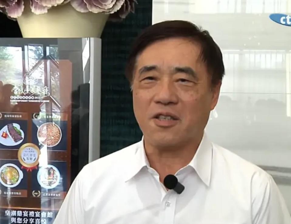 郝龙斌这波操作太迷了！投票前3天突然喊“有外力介入”，说一堆短视频攻击自己，