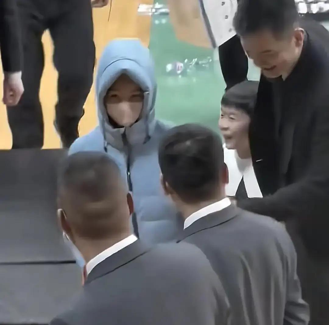 一个CBA总教练，禁止儿子碰篮球。你想象中冠军之子该在球场挥汗，他却送孩子