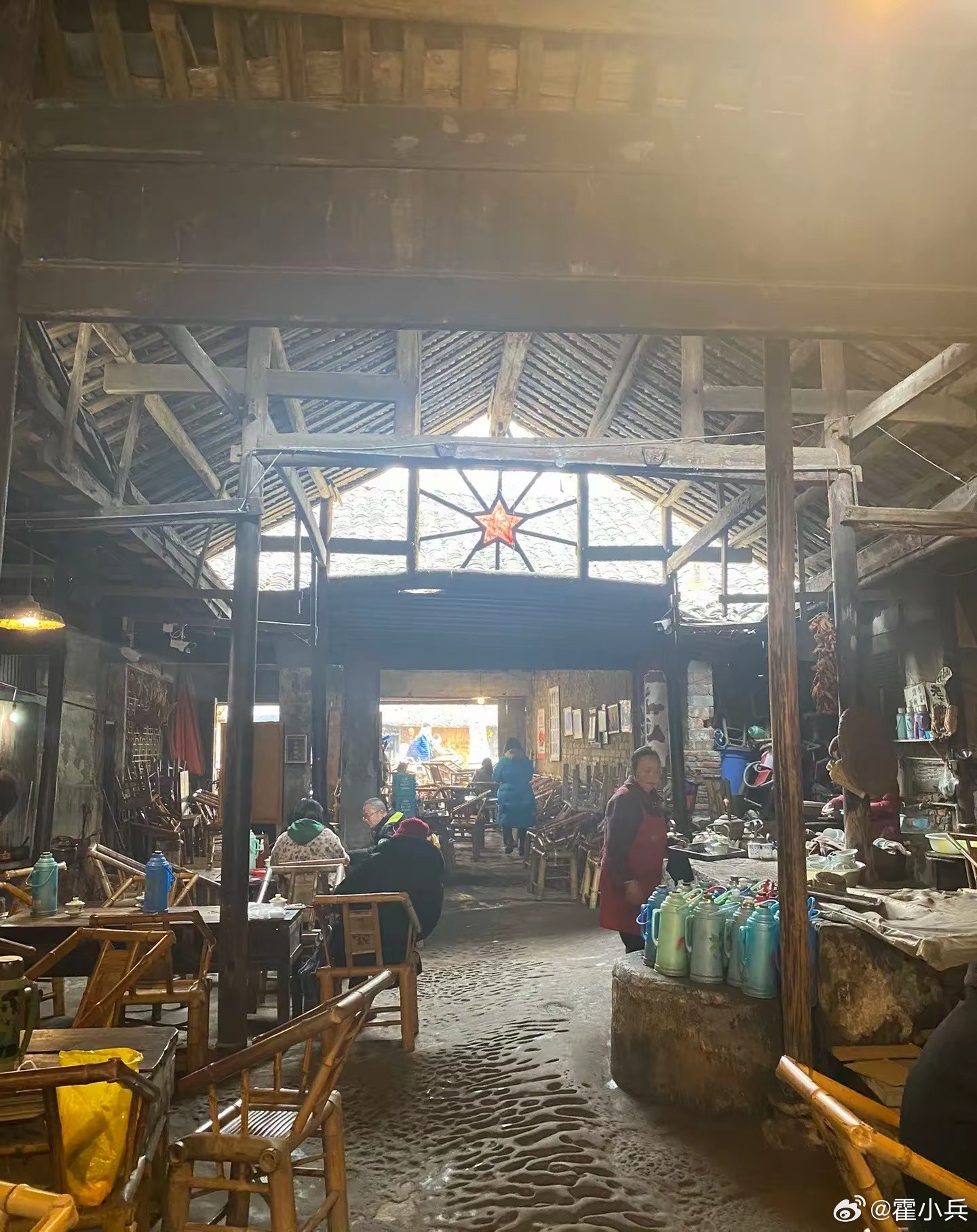 为增加催缴社保的力度，社保纳入税务处罚。鉴于灵活就业者全额承担社保，部分新浪微博大V开会建议降低社保