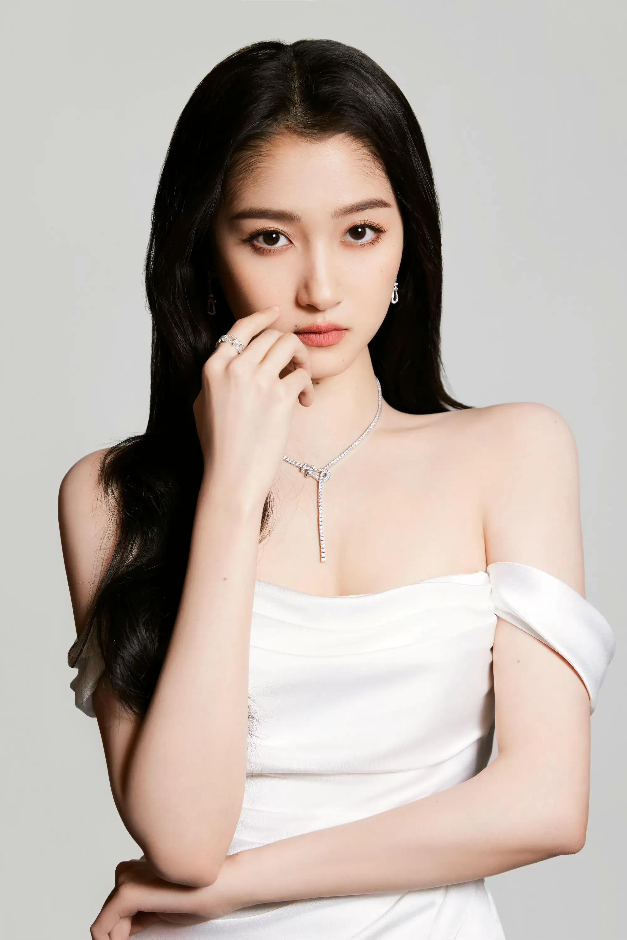 关晓彤写真造型合集：曼妙身姿、窈窕淑女