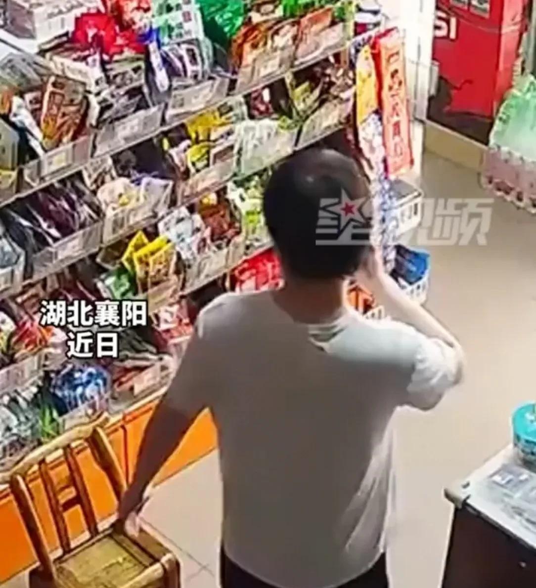 湖北襄阳一便利店，男子边挑东西边讲电话，说付完款就转账。老板一听这话，手攥着扫码