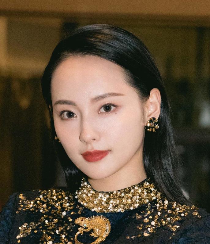 同样是儿子的女人，一个付出8年被当外人，一个插足婚姻却被宠上天！张嘉倪和邵晴的