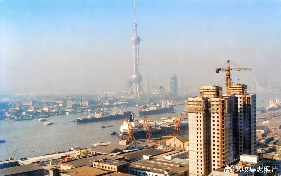 1995年，开发中的上海浦东。彼时东方明珠才建成不久。这样看我们富起来没几年啊？