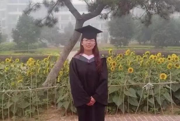 1989年，山东一位67岁的老太太在路边捡到一个女婴。她31岁的光棍儿子捅了捅她