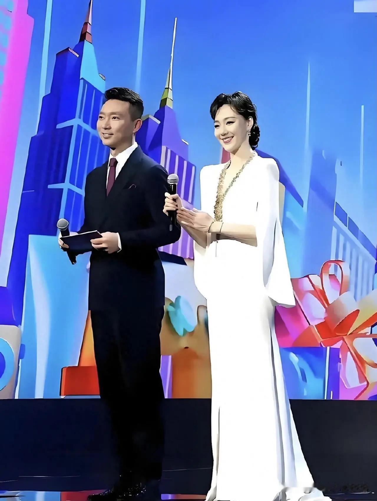 跟康辉一起主持节目的这个美女，相机都照不出她的美，这张康辉与王冠同台主持的画面整