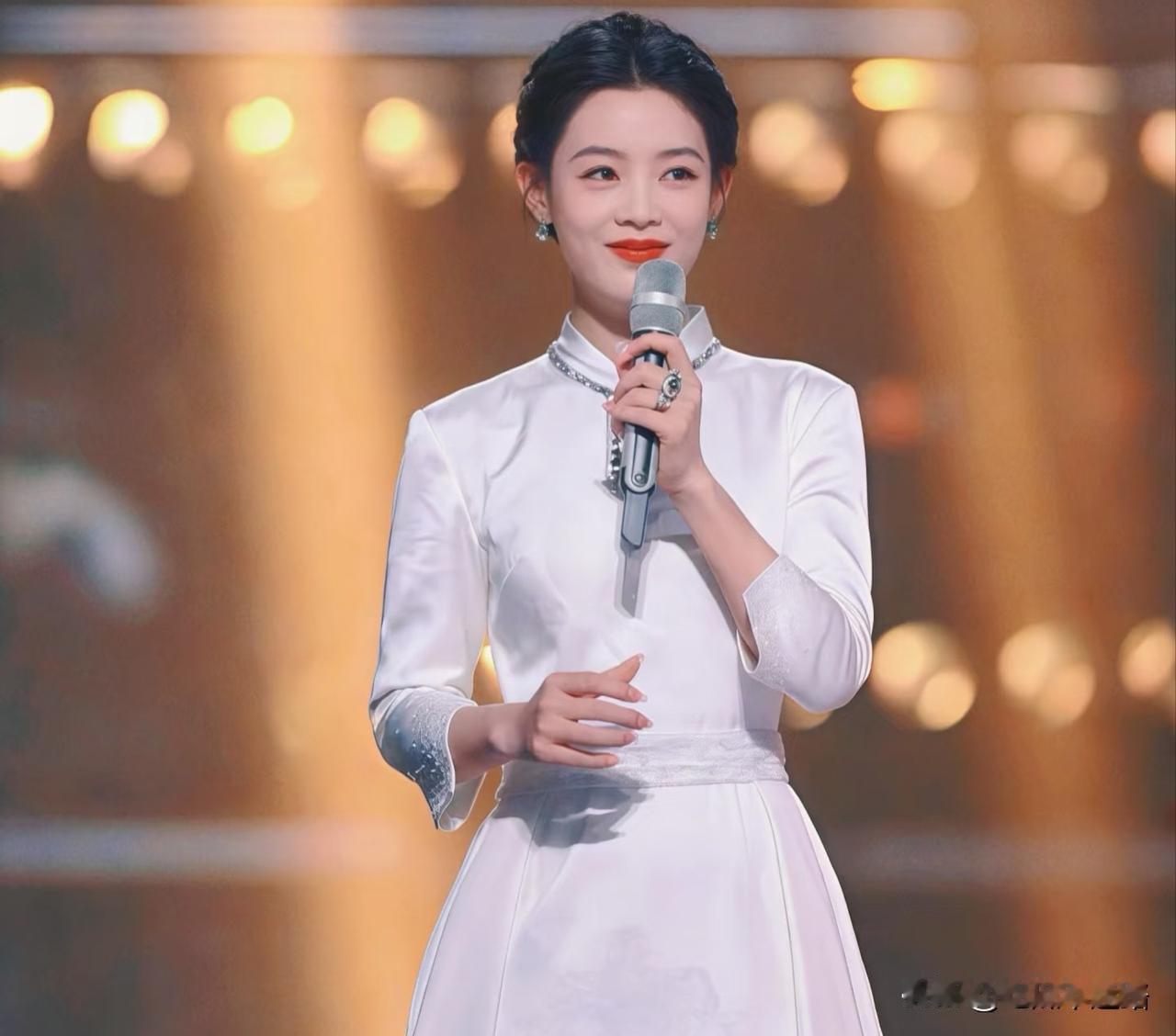 果然不出所料，戏曲界真的快留不住陈丽君了！如今她直接开拍电影，颜值、身高、