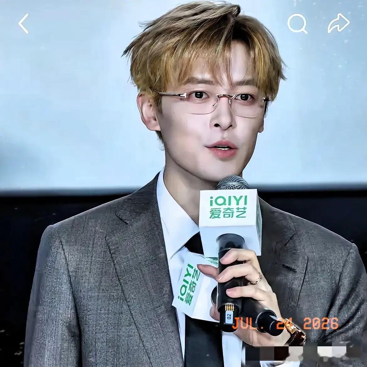 付辛博又火了吸引我的并不是他那头黄色头发、也不是无框眼镜，而是他戴着戒指的那双手