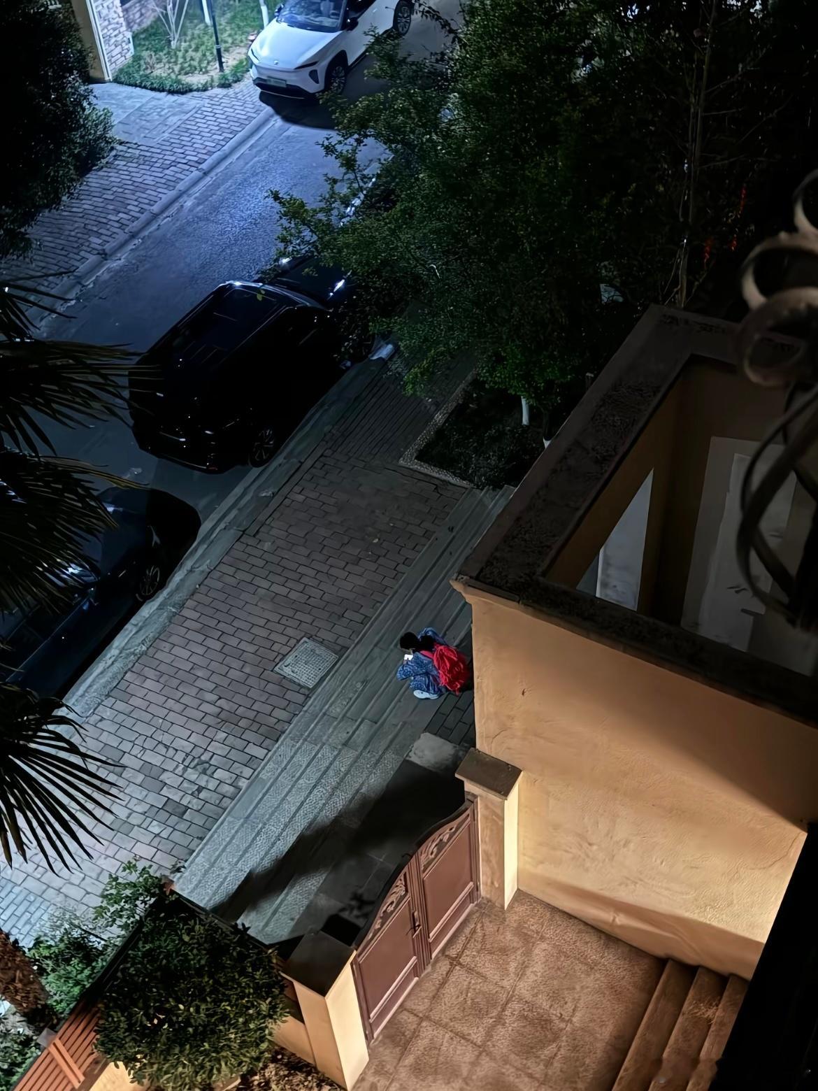 半夜你说你想我了到我家楼下来望了我好久我隔得远远的但我很清楚的听到你说你爱我