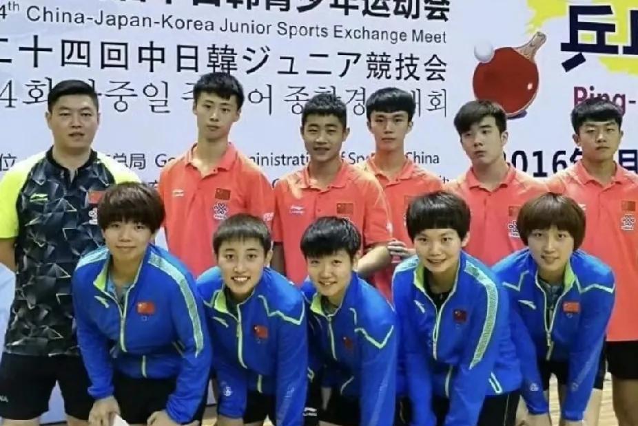 翻到2016年中日韩青少年运动会乒乓球项目的合影啦，青涩的莎莎和小伙伴们同框，钱
