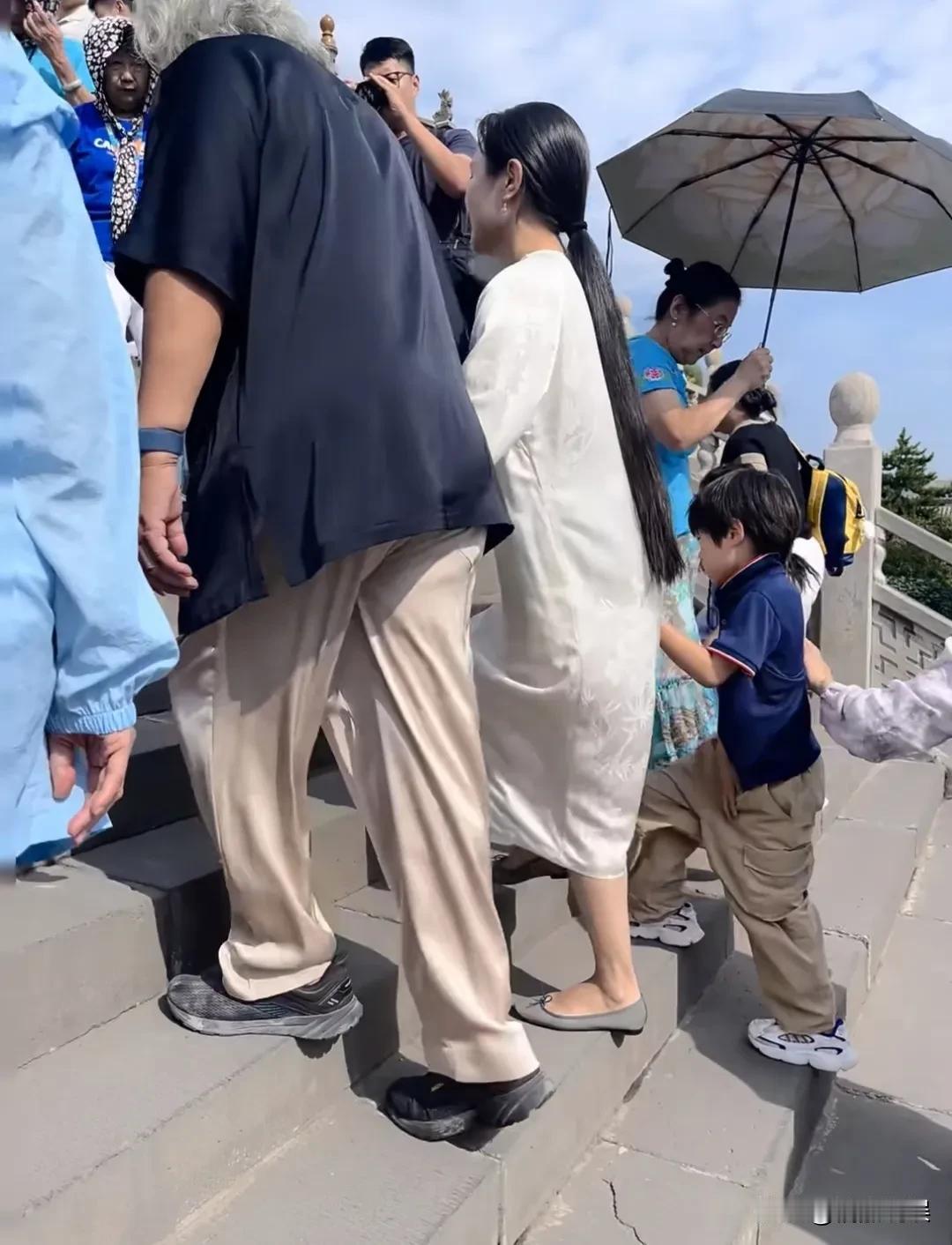 张纪中和夫人杜星霖现身大同华严寺，张纪中须发皆白，身材臃肿。杜星霖黑发齐腰，穿