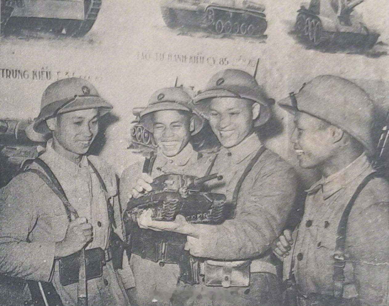 照片中的历史1957年，越南人民军士兵正在检查一辆微缩的SU-152自行反坦克