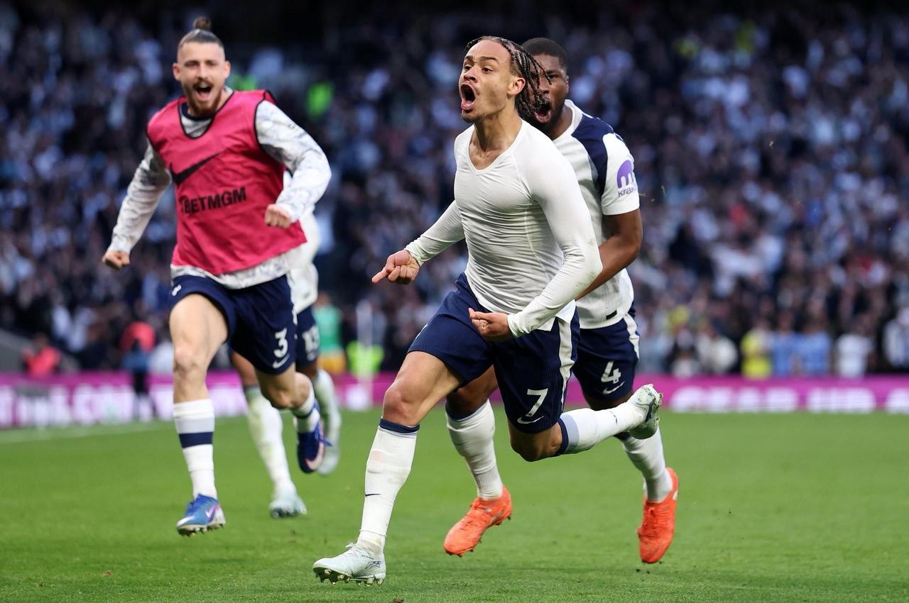 取得领先后不要脱衣庆祝！热刺应该把这句话刻进队规里！西蒙斯进球后脱衣庆祝，结果热