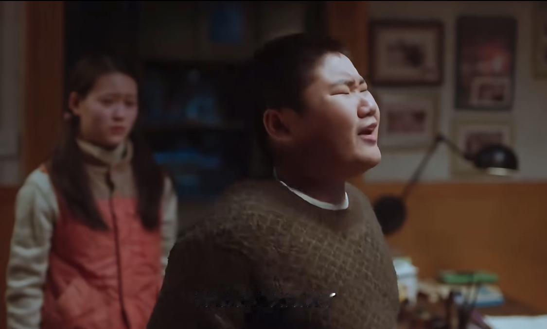 二胖上厕所没锁门，小雪推门而入。二胖和老舅抱怨自己被看光了。老舅说，看一眼看