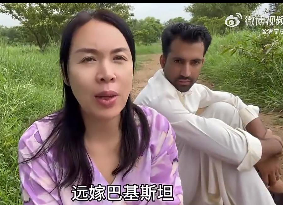 这个叫七姐的女子嫁到了巴基斯坦农村，旁边就是她老公，被她称为妈宝男，没有彩礼，没