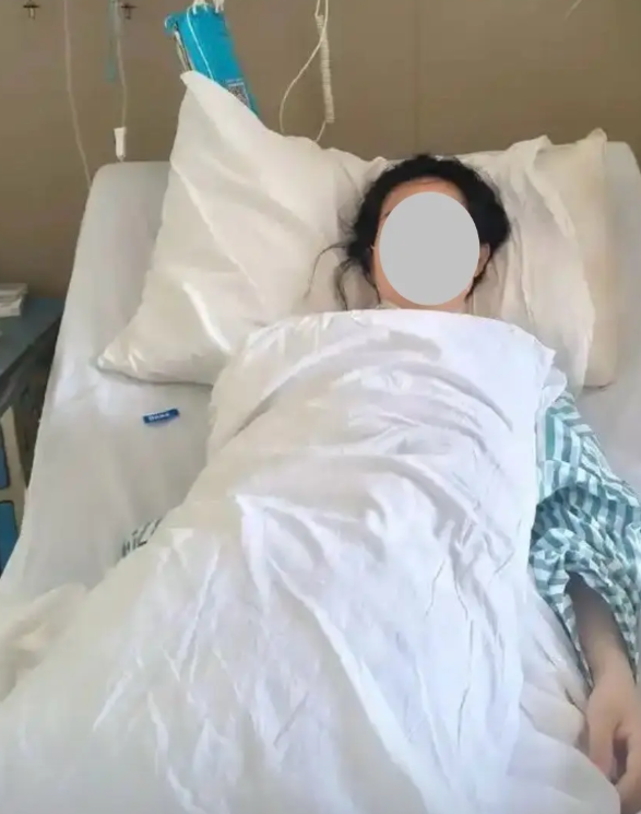 马上就要高考了，邻居的孩子还躺在病床上，急的家长不知所措。邻居的孩子性格内向，平