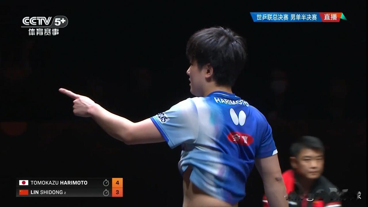 日本男乒选手张本智和真是太猖狂了！在今天结束的一场世乒联总决赛男单半决赛中，张本