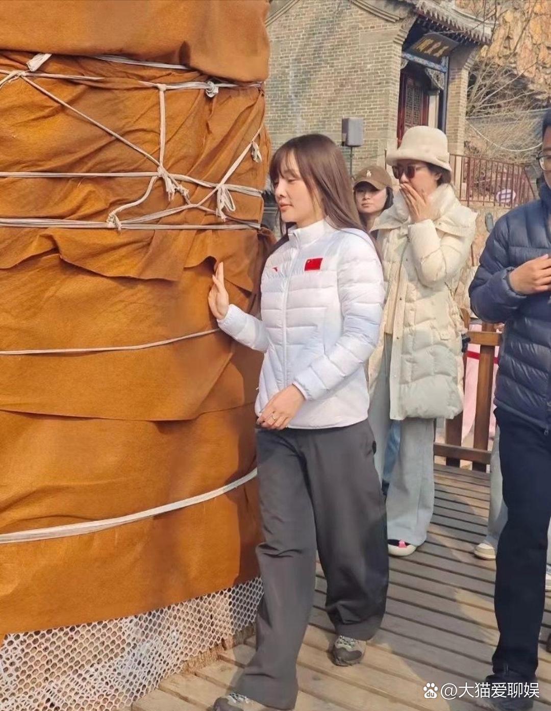 45岁李小璐素颜现身辽宁大孤山，拿掉滤镜后，总算有了真实的年龄模样。