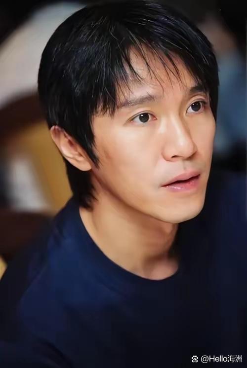 女演员张柏芝说，当年拍摄喜剧之王，我才十八岁，周星驰想让我表演抽烟，从桌子上拿了