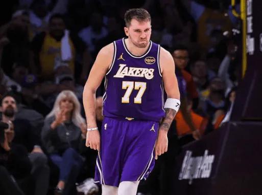 震惊，逆战高手！这个赛季，湖人完成了华丽的转身，詹姆斯都还没打。里夫斯，东7