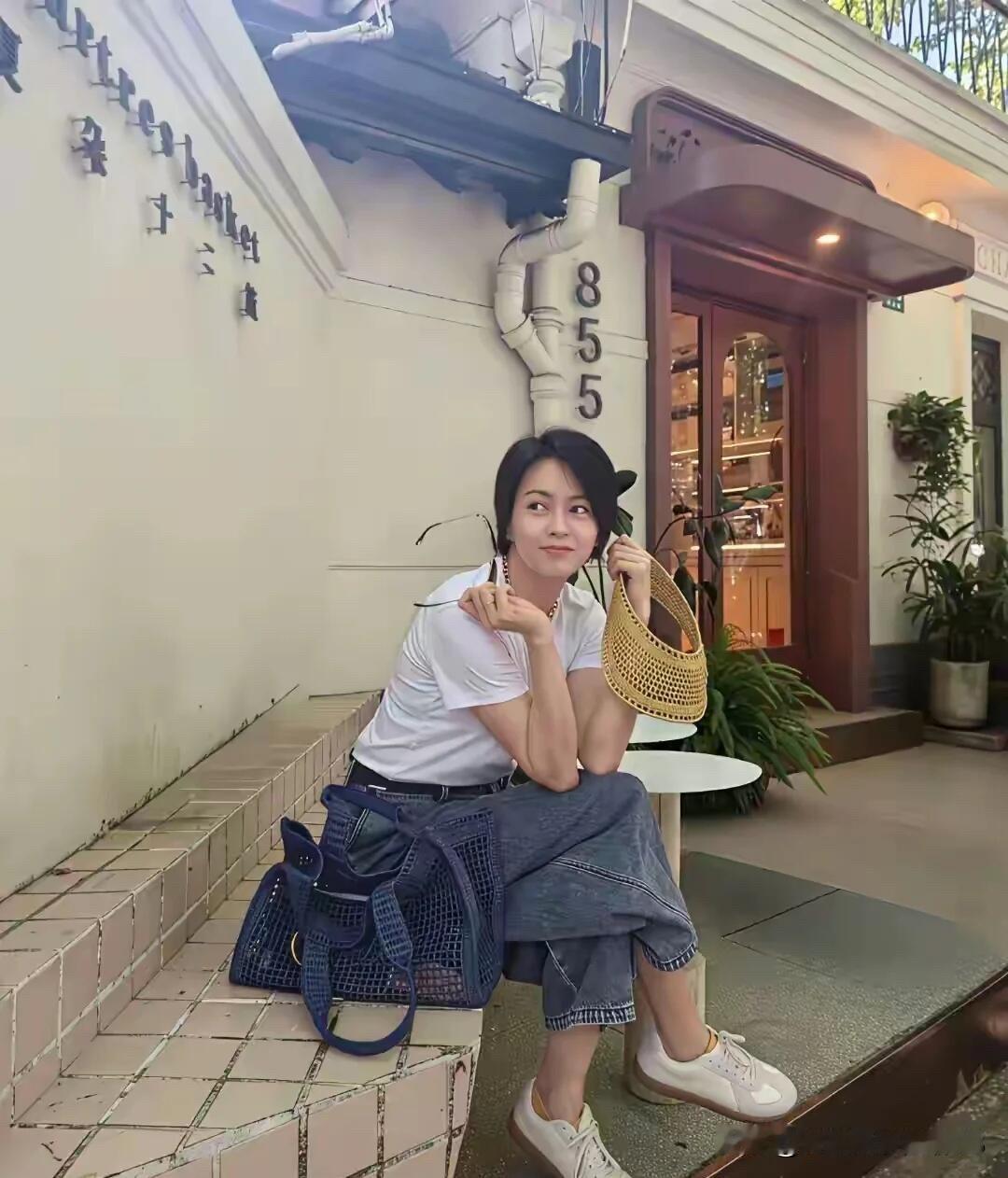 女神都有50岁了，身材出挑，气质出众，是很多人的偶像，浓眉大眼，笑容甜美，她外表