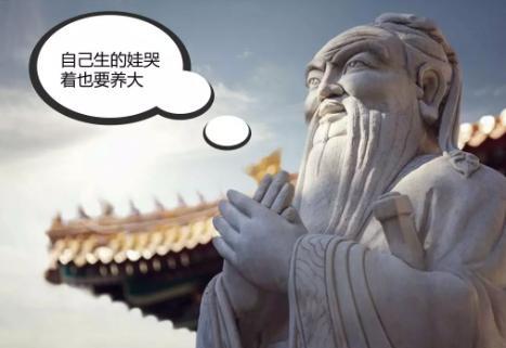 孔子在15岁时，母亲便去世了。可是他却不给母亲下葬，就停放在马路边。行人看到后上