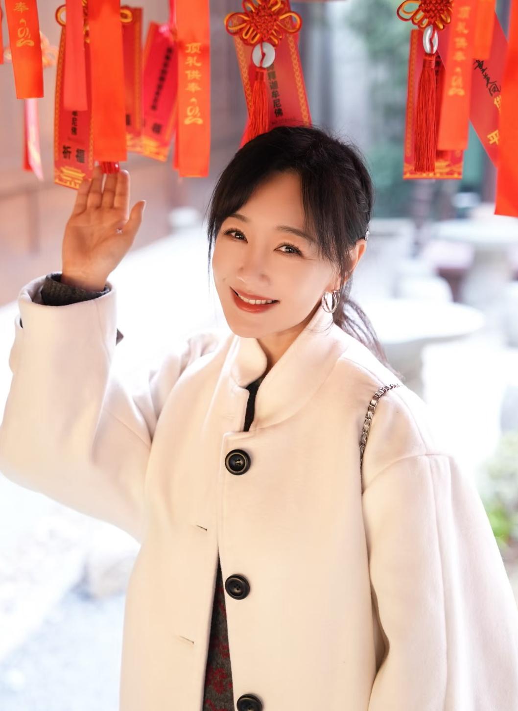 薛佳凝，47岁了，该做的一样没做。没有婚姻，没有生娃，没有当妈，恋爱也不谈了