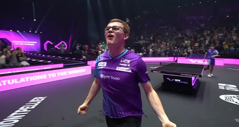 法国成了张本智和伤心地，四次成为背景板。1、法国巴黎奥运会男单对阵樊振东时，张