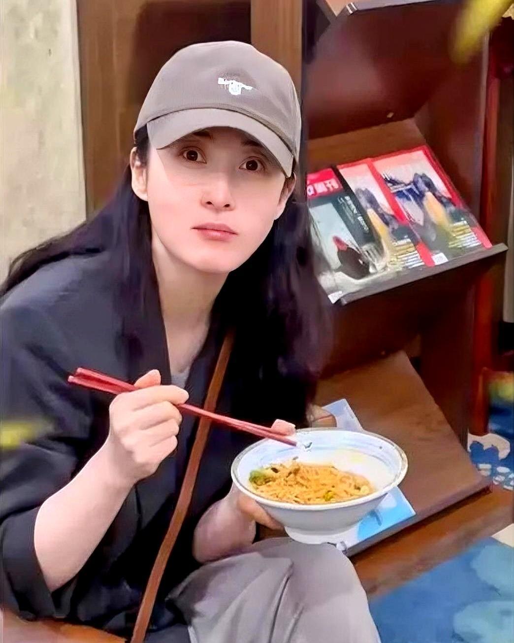 蒋勤勤素颜上综艺，头发炸着，脸有皱纹，大口吃面。没人喊她女神，可全网都在夸。