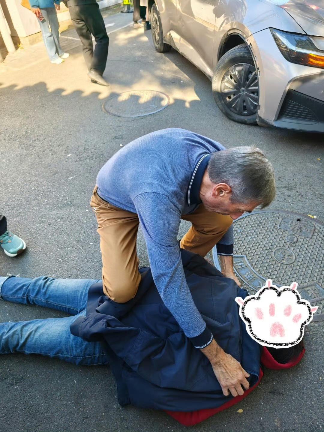 北京一胡同口，一女子晕倒，众人都不敢扶，只有一个中年老外挺身而出。因为女子晕倒在