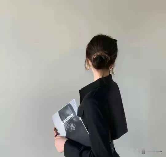 变强的特征：1.在任何场合，话不多。2.喜欢独处，一个人喝茶，读书。