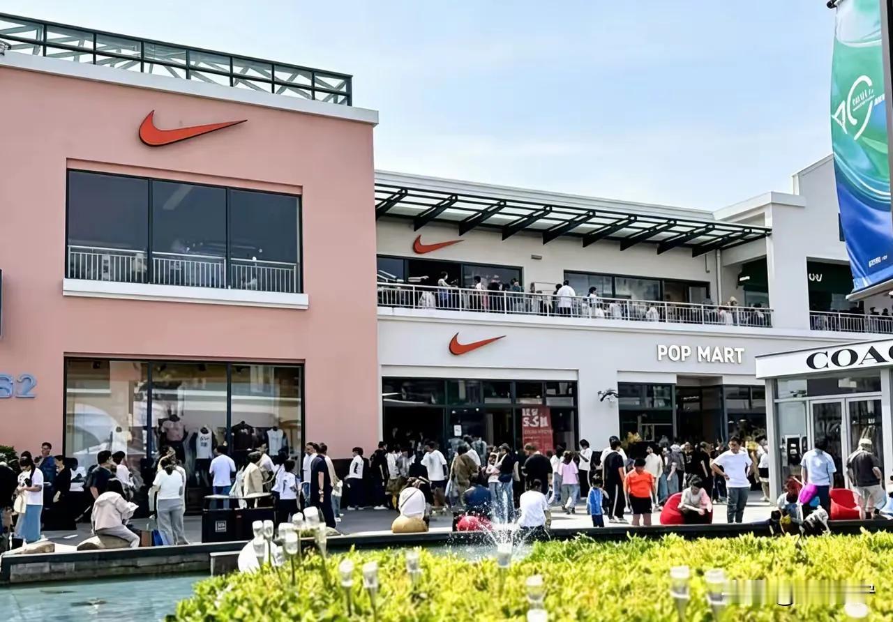 今年春节，一个谁都没想到的消费现象彻底火了！一边是不少高端商场、普通商圈冷