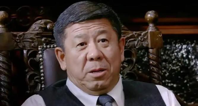 演员张嘉益说：“当年，《悬崖》在筹拍时，警察厅科长高彬这个角色，迟迟找不到合适的