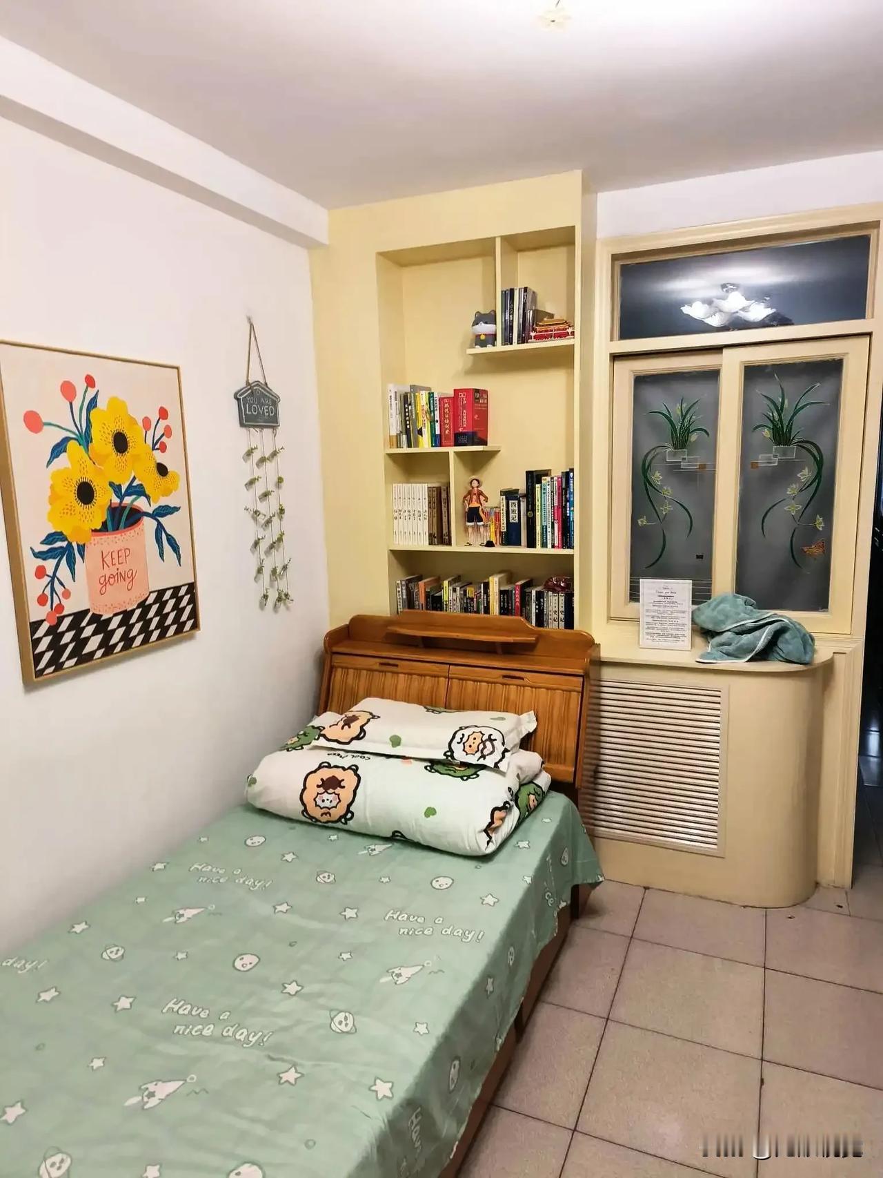 我之前遇到一个房客，全身雕龙画凤的，小平头，叼个烟，说实话一开始租给他我心里是打
