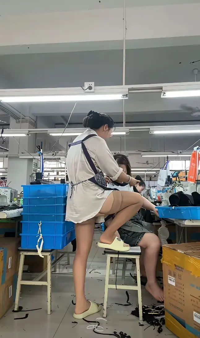 现在厂里上班都穿的那么朴素了吗？