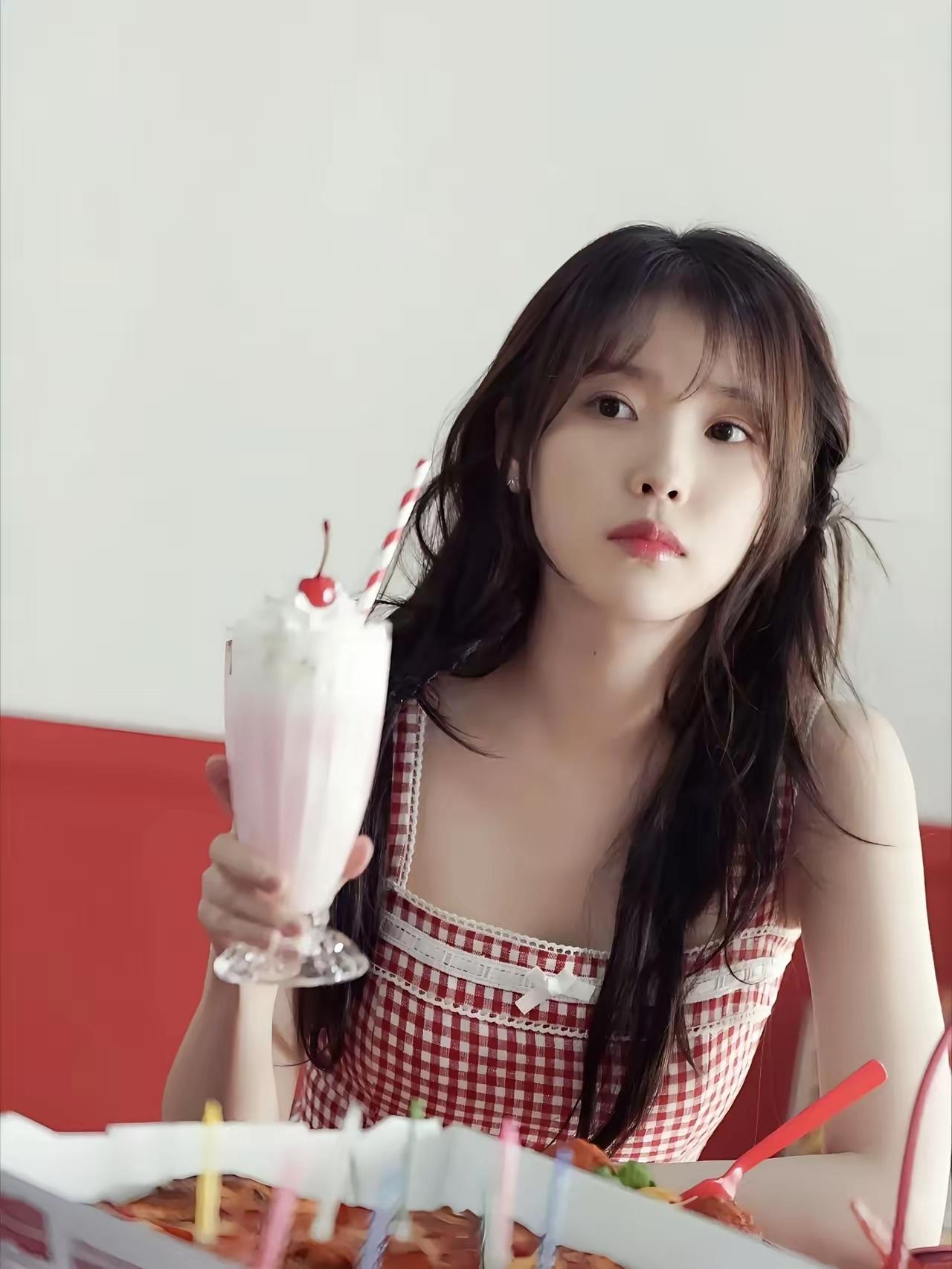 30岁的IU时尚穿搭，新年氛围满满，她一直长在我的审美点上，像一位邻家妹妹一样，