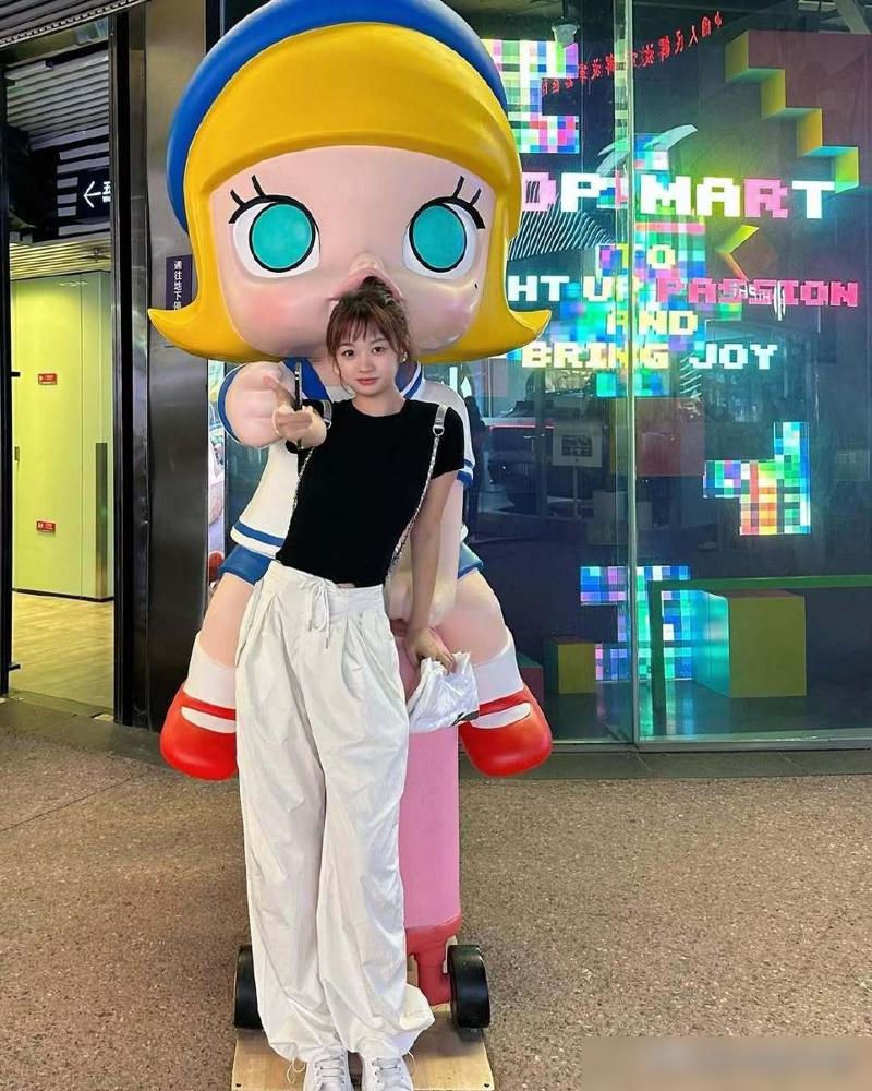 杨瀚森该不该让女友陪伴杨瀚森今年幸运的加盟NBA开拓者队后，常规赛已经打了3场