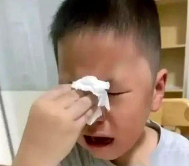 我儿子问我：“爸爸，‘中’的反义词是什么？”我当时就懵了。他刚拿回二年级的语