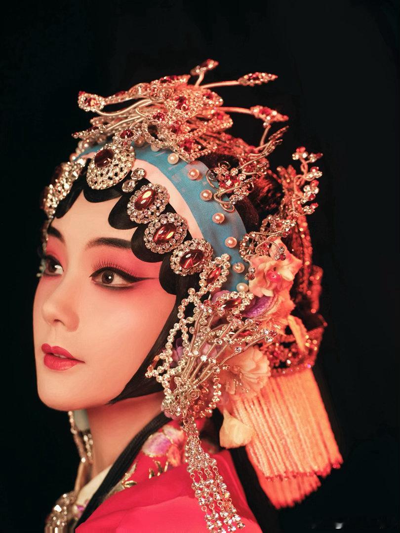 李一桐这套看得我乳腺通畅李一桐迎来伟大的宣发期一眼心动！李一桐这套造型清爽大气，