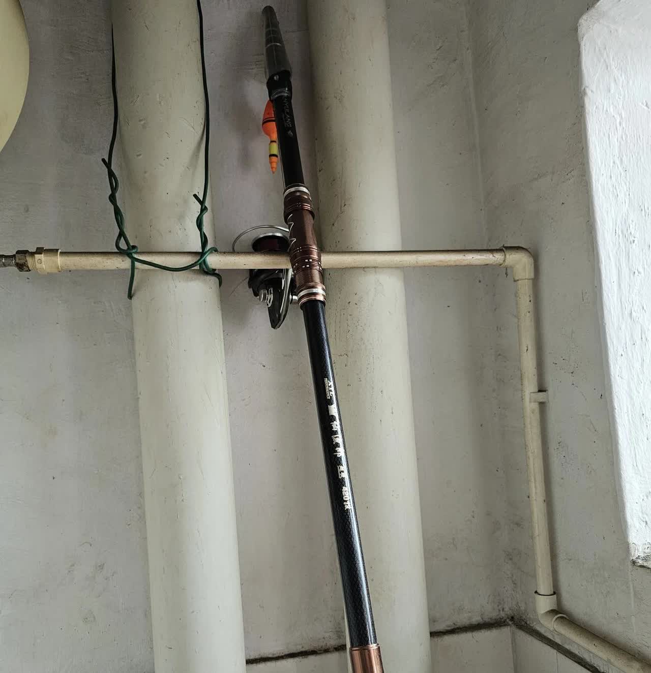 时代不同，钓鱼的方式也变了。以前我们钓鱼的鱼线只比鱼竿留长一尺左右，这样做的好处